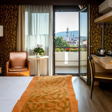 Hotel Sopron Bagian luar foto