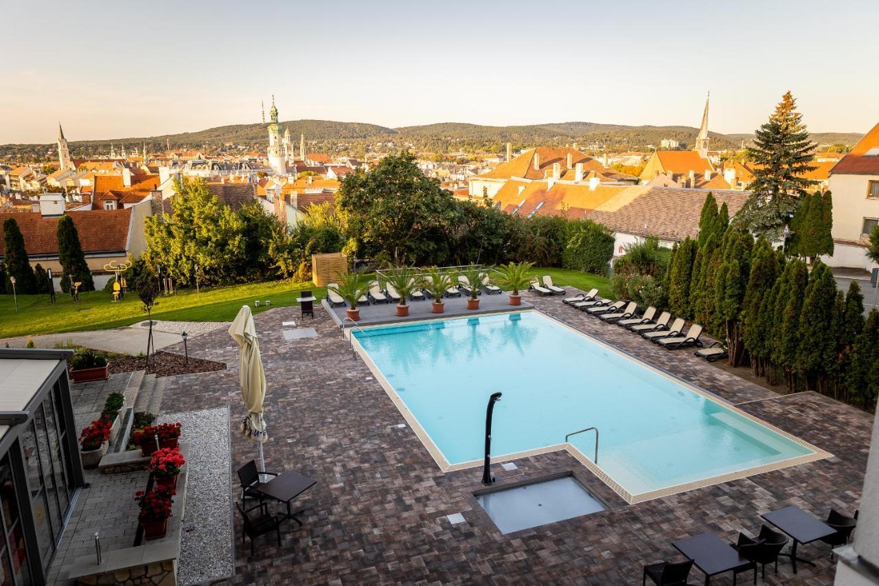Hotel Sopron Bagian luar foto