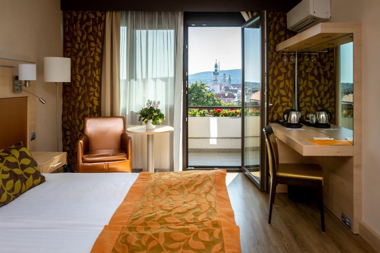 Hotel Sopron Bagian luar foto