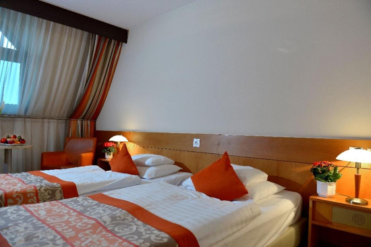 Hotel Sopron Bagian luar foto