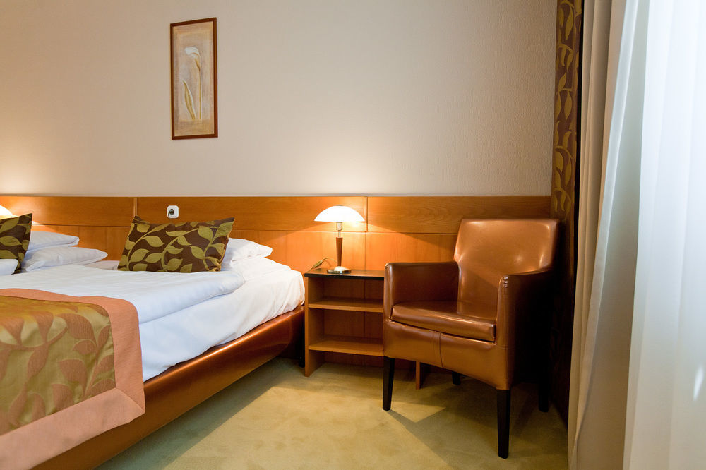 Hotel Sopron Bagian luar foto