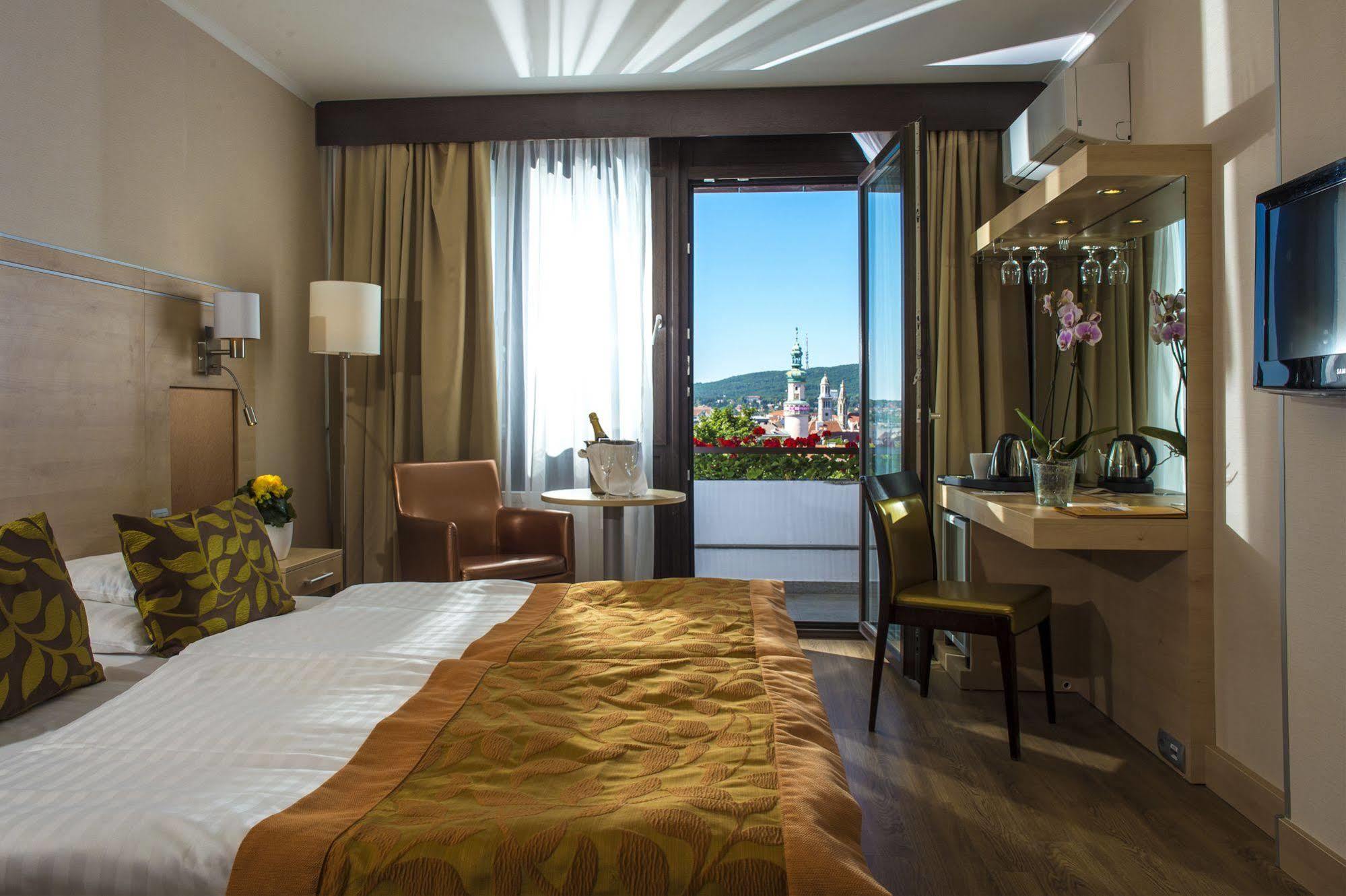Hotel Sopron Bagian luar foto