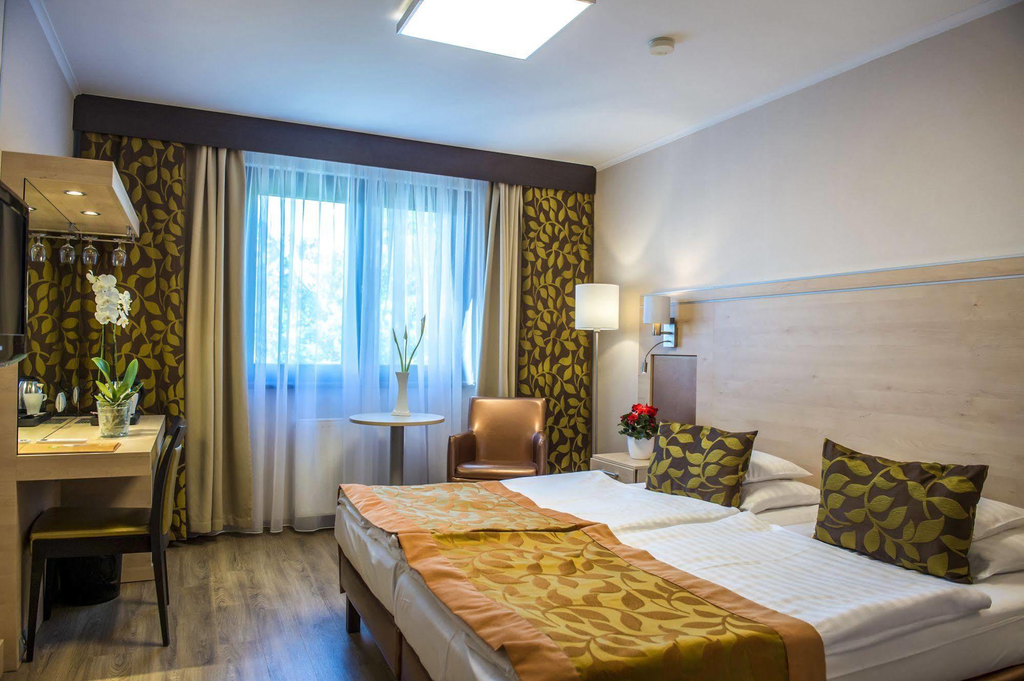 Hotel Sopron Bagian luar foto