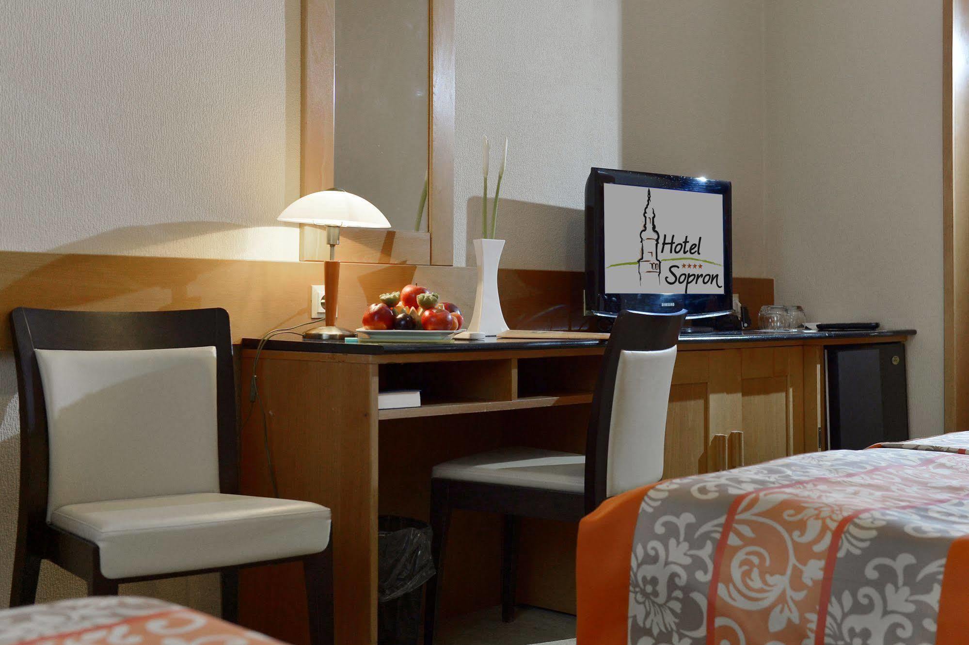 Hotel Sopron Bagian luar foto