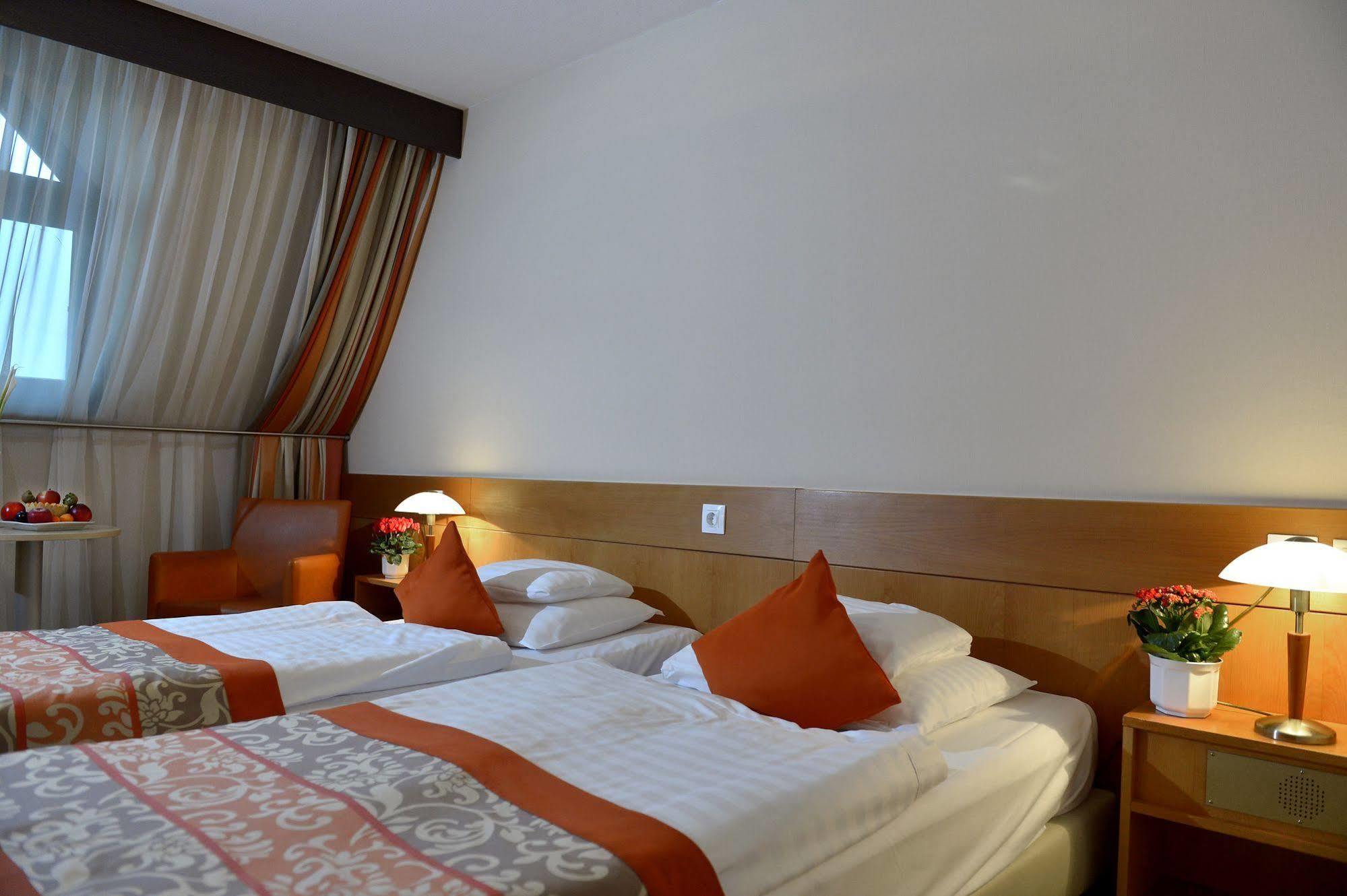 Hotel Sopron Bagian luar foto